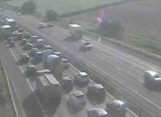 M5 Traffic Chaos: Lane Closure Due to Crash news-18092024-185731