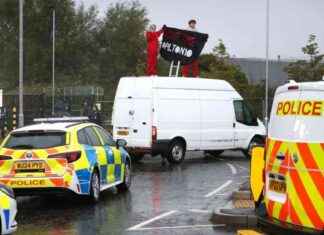 Protesters Target Defense Firm: Red Paint and Van Blockade Impact news-23092024-175243