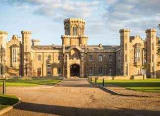 Luxurious Castle Stay near Bristol: Spacious Room and Bed Experience news-03112024-074515