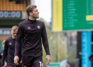 Bristol City’s Deep and ‘Mature’ Squad Earns Praise from Dickie news-04112024-224812