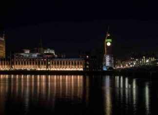 Man who scaled Big Ben urged to negotiate for safe return man-who-scaled-big-ben-urged-to-negotiate-for-safe-return